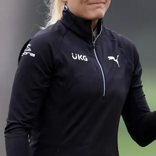 close upa de jugadorea vistiendo una sudadera de golf para mujer puma