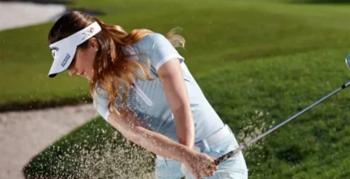 golfista usando ropa de golf para mujer