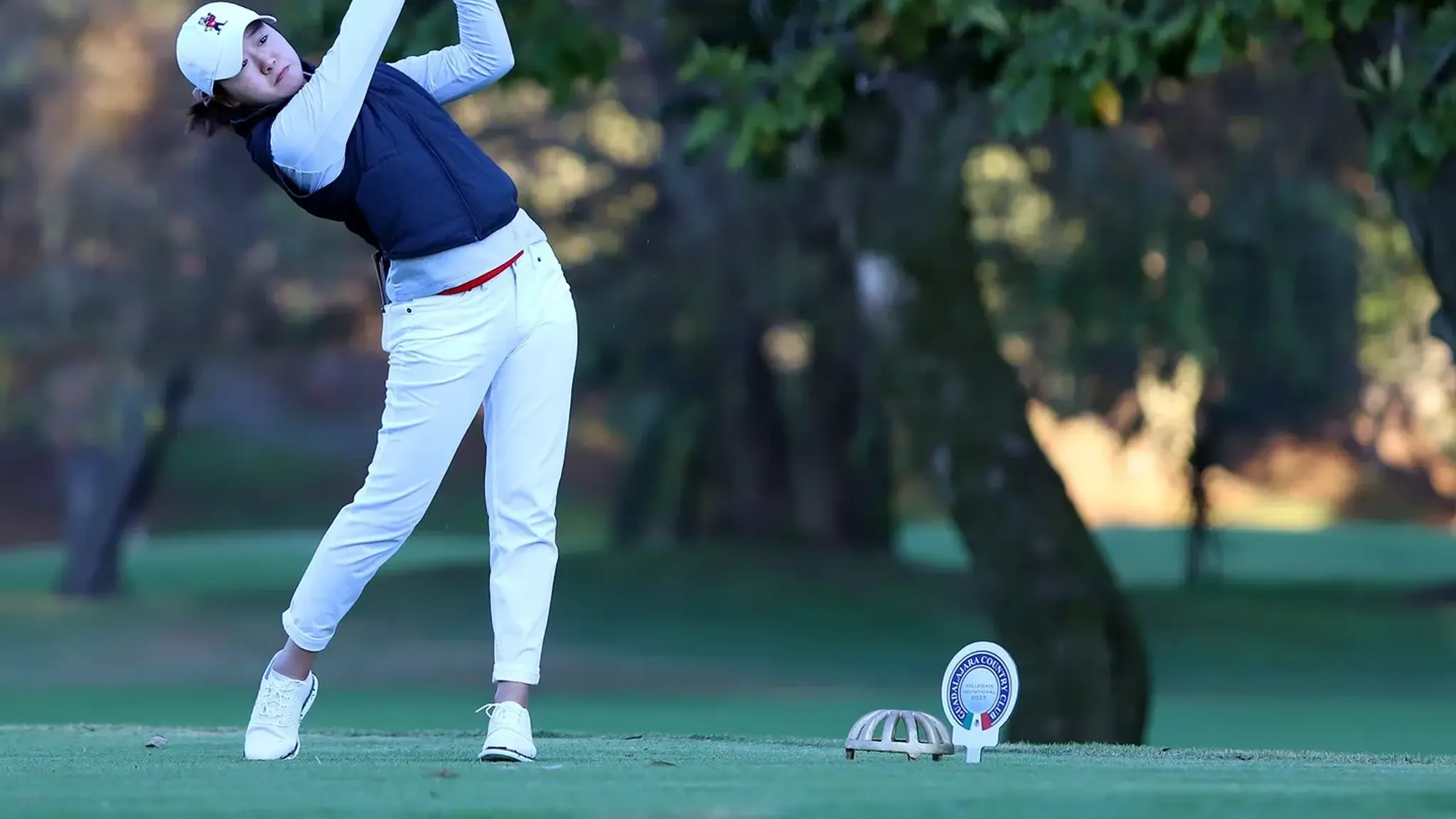Pantalones de golf para mujer en color blanco, diseñados para ajuste ergonómico y máxima comodidad en el campo.