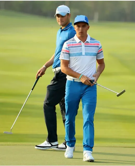 golfistas usando pantalones de golf en el campo