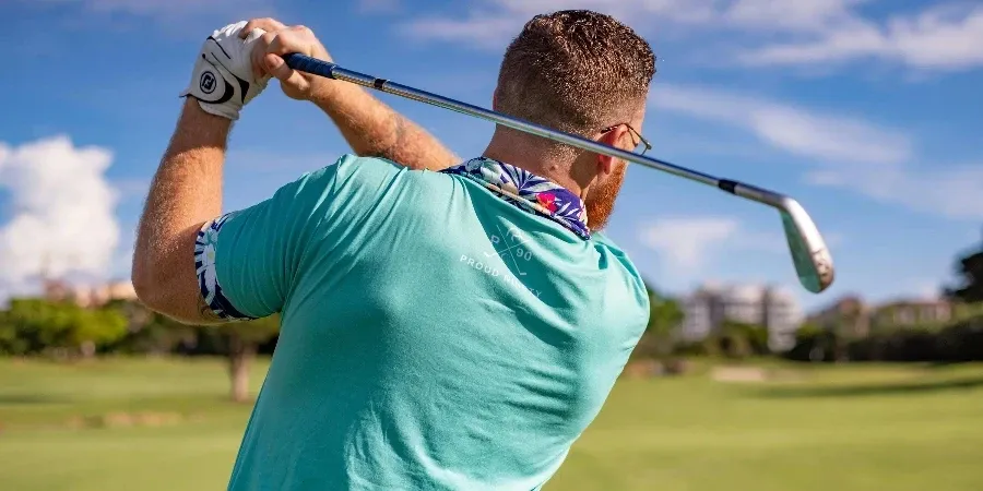 ropa de golf para hombre jugador usando ropa en el campo de golf