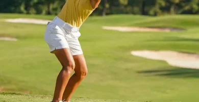 golfista usando polos de golf para mujer