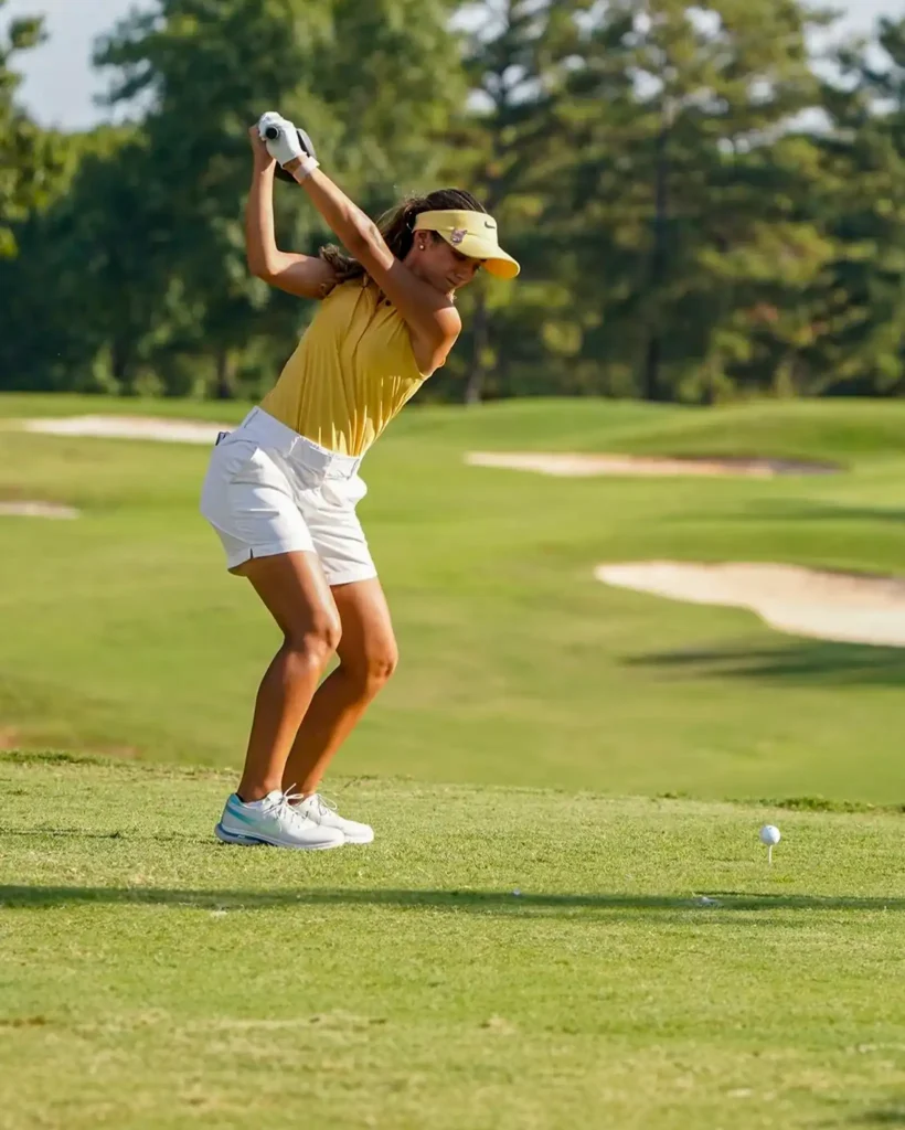 golfista usando polos de golf para mujer