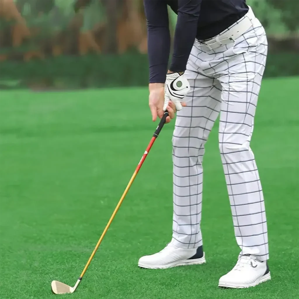 close up de la vista de unos pantalones de golf para hombre