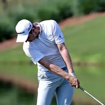 vista frontal de un golfista haciendo el swing