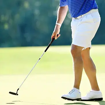 vista frontal de golfista usando shorts en el campo