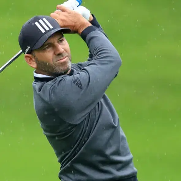 golfista-jugando-con-una-sudadera-de-golf-para-hombre